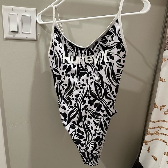 NWOT Women’s Hurley One Piece Swimsuit - Picture 2 of 14